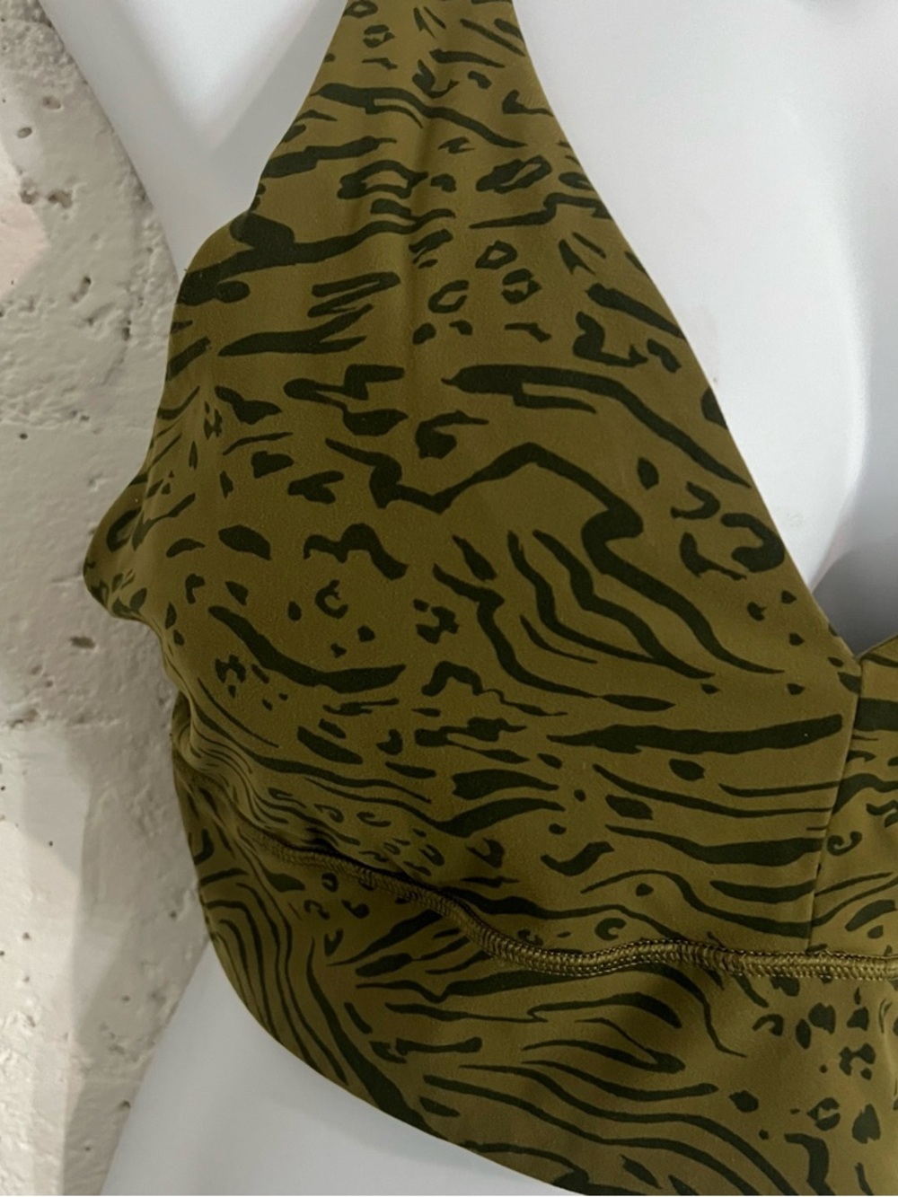 Athleta Sports Bra XL Green Animal Print Racerback Workout Gym Yoga V Neck BU7 - Picture 2 of 5
